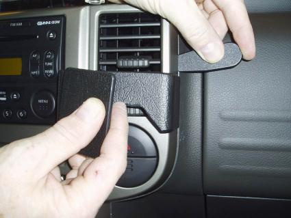 Montering av en konsoldel i bilen Nissan X-Trail 04-07.