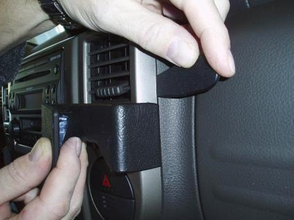 Montering av ett tillbehör på en bilinteriör, specifikt Nissan X-Trail 04-07.