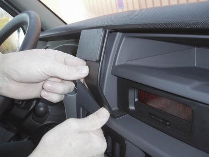 En hand justerar en del av instrumentpanelen i en Renault Master.