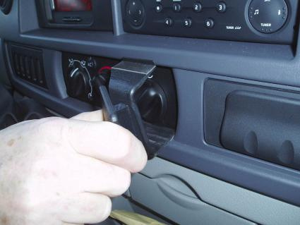 Hand som justerar en komponent på instrumentpanelen i en Renault Master 04-10.