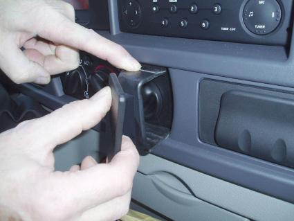 En hand som kontrollerar en del av instrumentpanelen i en Renault Master.