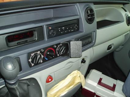 Interiör av Renault Master 04-10, med instrumentpanel och kontrollknappar.