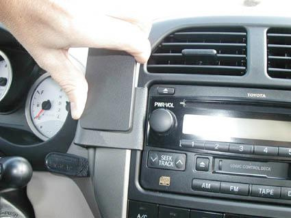 Interiör av Toyota RAV4: kontrollpanel med radio och luftkonditionering.