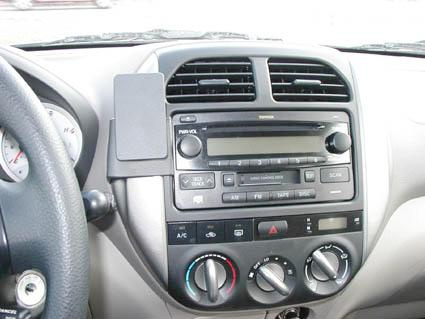 En bils instrumentpanel med ljudsystem och klimatanläggning.