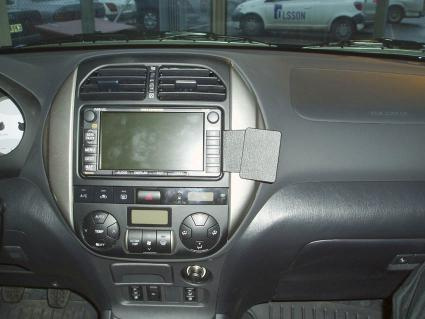 En bilinteriör med en central display och kontrollknappar.