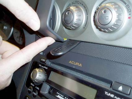 En hand pekar på kontrollpanelen i en Honda Integra 04-06.