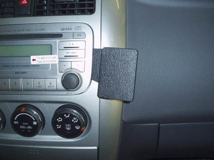 En bilradio med kontroller och en fästplatta på instrumentbrädan.