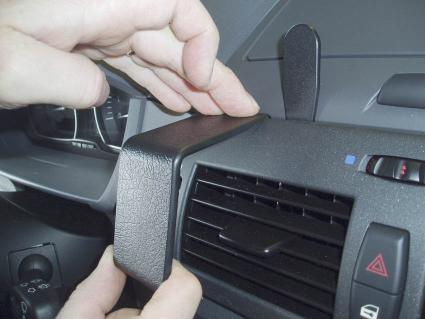 En person tar bort en panel från luftventilen i en BMW X3.