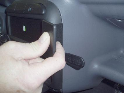 En hand som trycker på en del av interiören i en Hyundai Atoz.