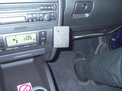 En vinklad instruktion eller enhet installerad vid förarens sida i en bil.