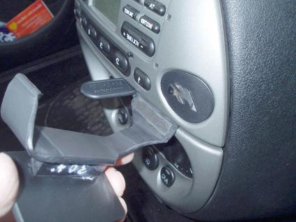 En handkontroll som installeras i en Ford Ka, med fokus på rattknappen.