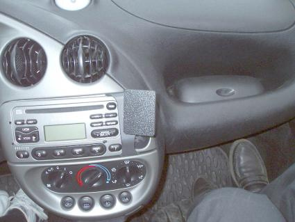 Instrumentpanel med stereo, luftventiler och fotutrymme i en Ford Ka.