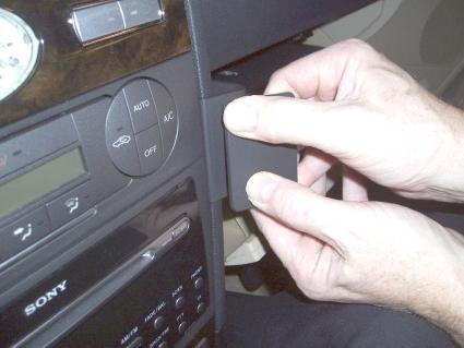 En person installerar en del i bilen, Ford Mondeo 01-07.