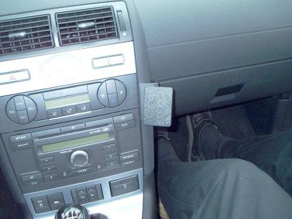 En bild på inredningen i en Ford Mondeo 01-07, med kontroller och fotutrymme.