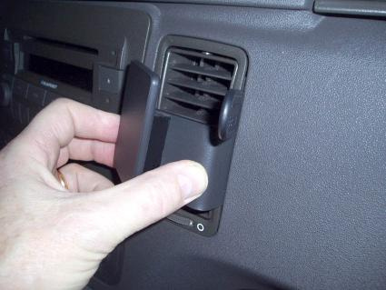 Hand som justerar en ventilationsöppning i en bil.