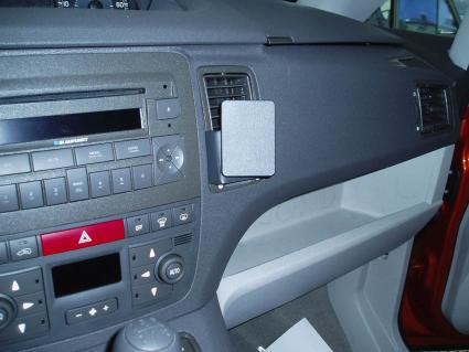 Bild på instrumentpanel i en Fiat Idea, med radio och kontroller.