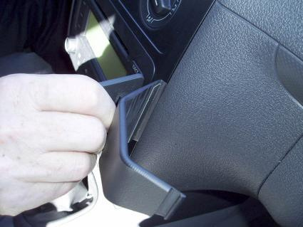 En hand använder en vinklad hållare i en Volkswagen Caddy.