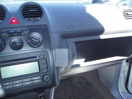 Instrumentbräda med kontroller och inredning från en Volkswagen Caddy.