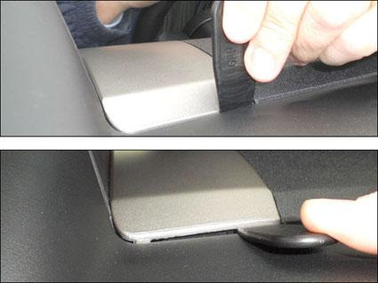 Bild som visar en hand som justerar en del av interiören i en Toyota Prius 04-09.