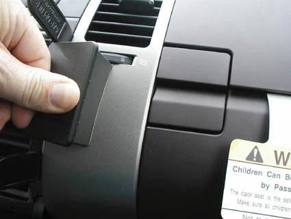 En hand använder en platta vid instrumentbrädan i en Toyota Prius 04-09.