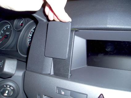 En hand visar en del av instrumentpanelen i en Opel Astra 04-09.