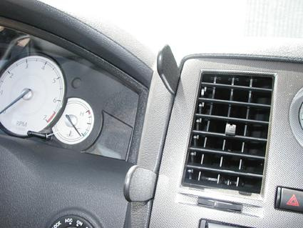 Instrumentbräda med hastighetsmätare och luftventil.