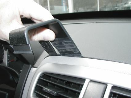 En hand placerar en del på instrumentpanelen i en Chevrolet Equinox 05-09.