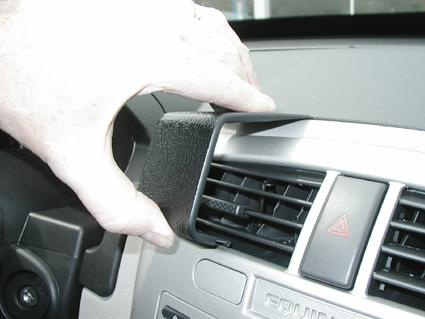 En hand som håller i en del av instrumentbrädan i en Chevrolet Equinox.