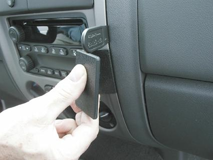 Ett handtag fäst på en bils instrumentpanel, troligtvis för att öppna eller stänga något.