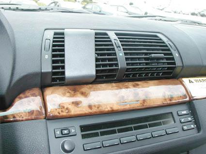 Instrumentbräda med luftventiler och knappar, troligen i en BMW X5.