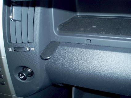 En del av instrumentpanelen med förvaringsutrymme och reglage.