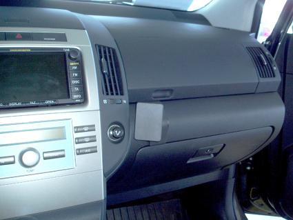 Instrumentpanel i en Toyota Corolla Verso, med skärm och kontroller.