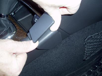 Hand som trycker på en komponent i en Mercedes-Benz C-Klass.