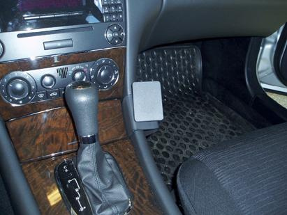 Interiör av Mercedes Benz C-Klass med växelspak och klimatkontroll.