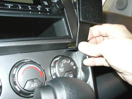 Hand som justerar kontroller i Honda Element 03-12, med fokus på luftkonditionering.