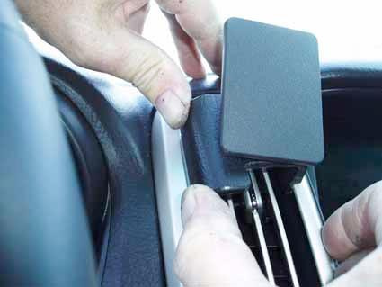 En hand installerar en del i en Lexus RX Serie 04-09.