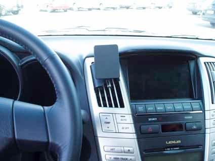 Instrumentbräda i en Lexus RX med skärm och kontrollknappar.