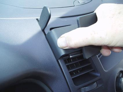 Monteringsbygel för Mitsubishi Grandis, hand som justerar den.