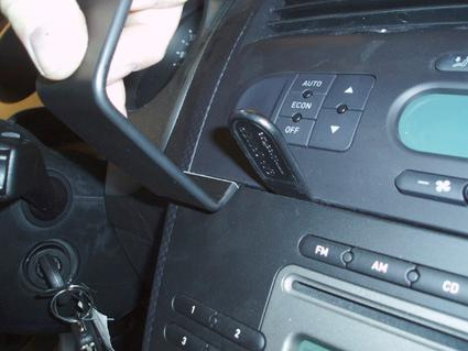 Verktyg används för att justera panelen på en bils instrumentbräda.