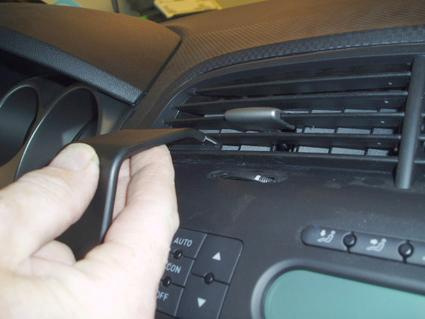 Verktyg används för att justera luftutblåset i en bil.