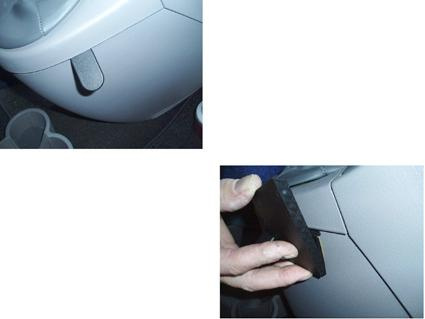 En hand håller i en del av interiören i en Fiat Panda 04-07.