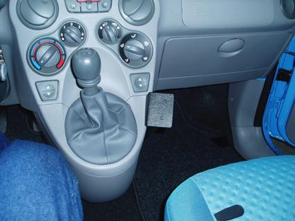 Interiör av Fiat Panda 04-07 med växelspak och kontroller.