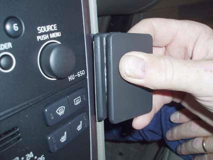 En hand håller i en vinklad panel för Volvo V70 05-08.