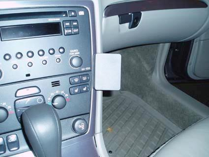 Instrumentpanel med kontroller och förvaringsfack i en Volvo V70.