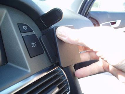 En hand justerar en del av instrumentbrädan i en Audi A6.