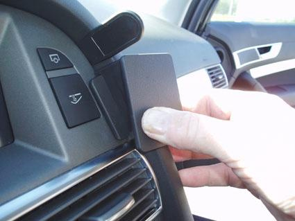 En manuell justering av en del på instrumentpanelen i en Audi A6.