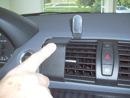 En hand pekar på luftventilationen i en BMW-inredning.