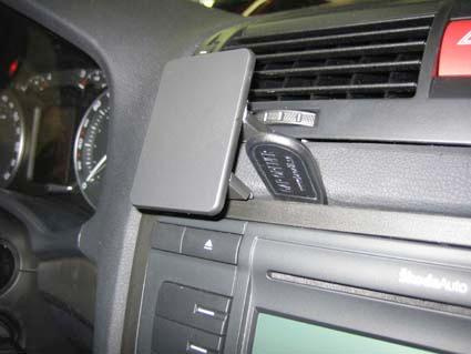 En svart enhet monterad på instrumentbrädan i en Skoda Octavia II.