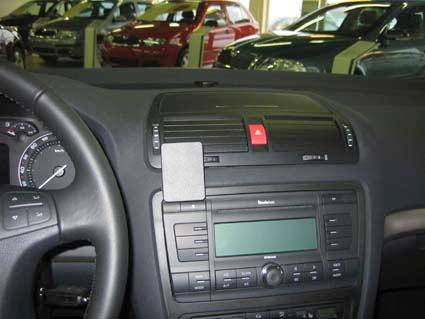 Interiör av Skoda Octavia II med instrumentpanel och radio.