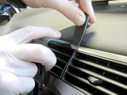 En hand justerar en del av en navigationsskärm i en Citroen C4.